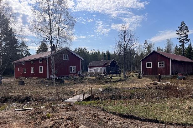 Bild på tre hus