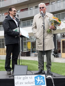 Svante Sterner delar ut Svanenmärkning till Skanskas Frodepark