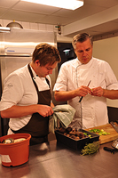 Kocken Bengt Sjöström (th) och Victor Holm (miljöansvarig och sous chef)Foto: Petrus Orrbeck