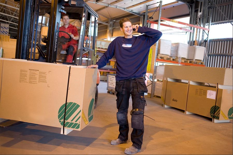 Glad snicakre väljer Svanenmärkt produkt i bygghandeln