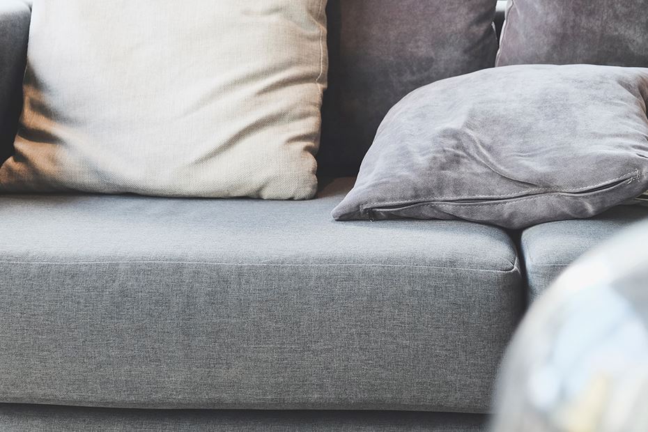 En grå soffa i närbild
