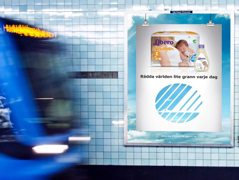 Bild från tunnelbanestation med tåg som ker iväg och en affisch på väggen med reklam för Svanen