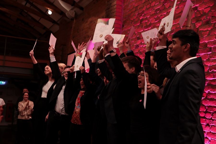 18 glada ASAP Leaders tar emot sina diplom efter intensiva dagar i Stockholm.