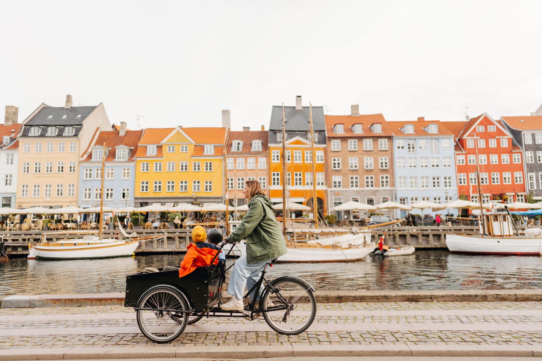 Kvinna med barn i en  lådcykel i Köpenhamn vid 