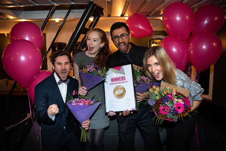 Fyra studenter från asap firar att de har vunnit asap finalen