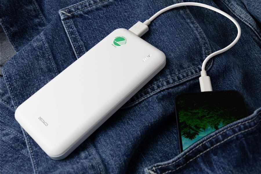 En power bank med Svanenmärket på som laddar en mobiltelefon.