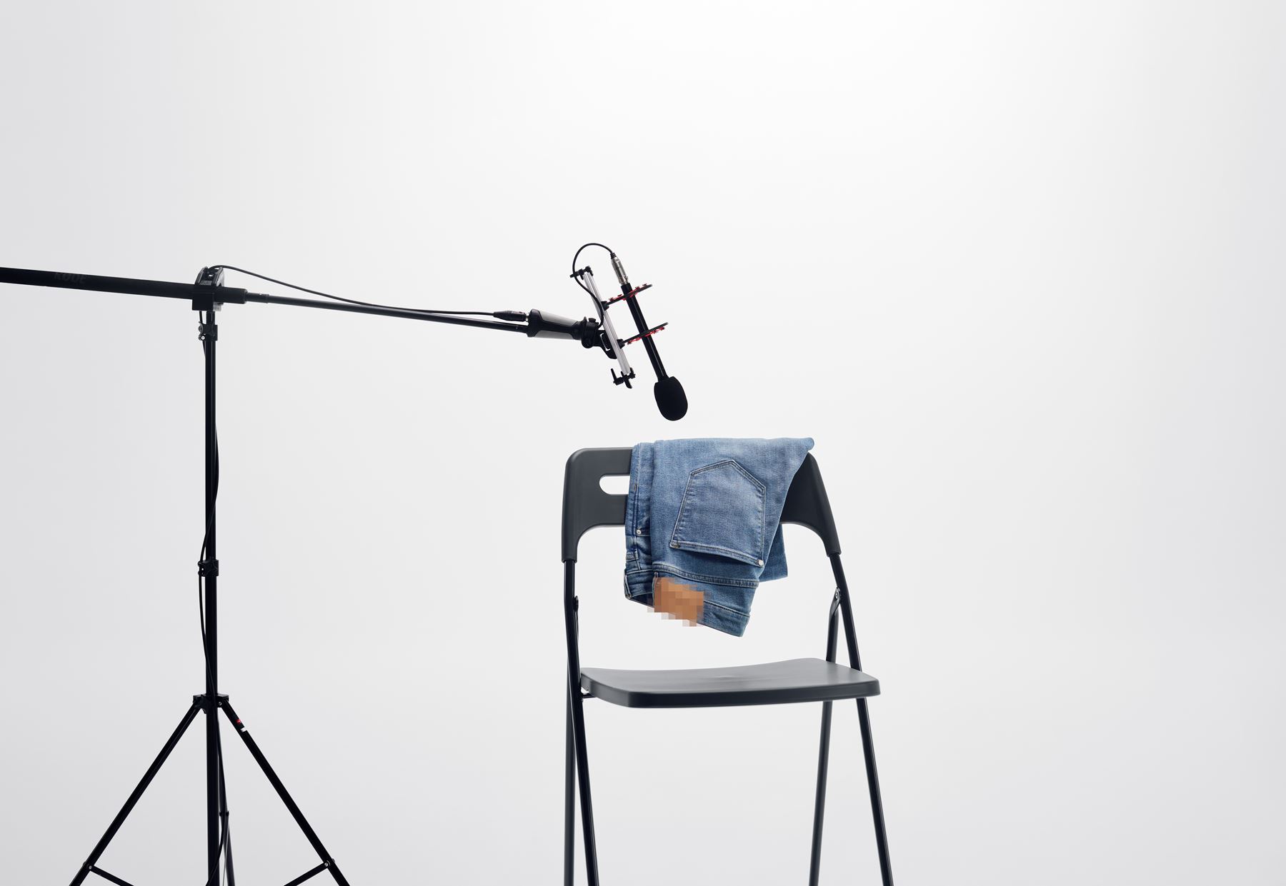 Jean hänger på en stol i en studio