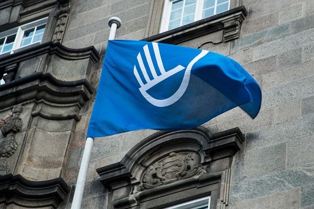 Nordiska ministerrådets flagga vajar i vinden